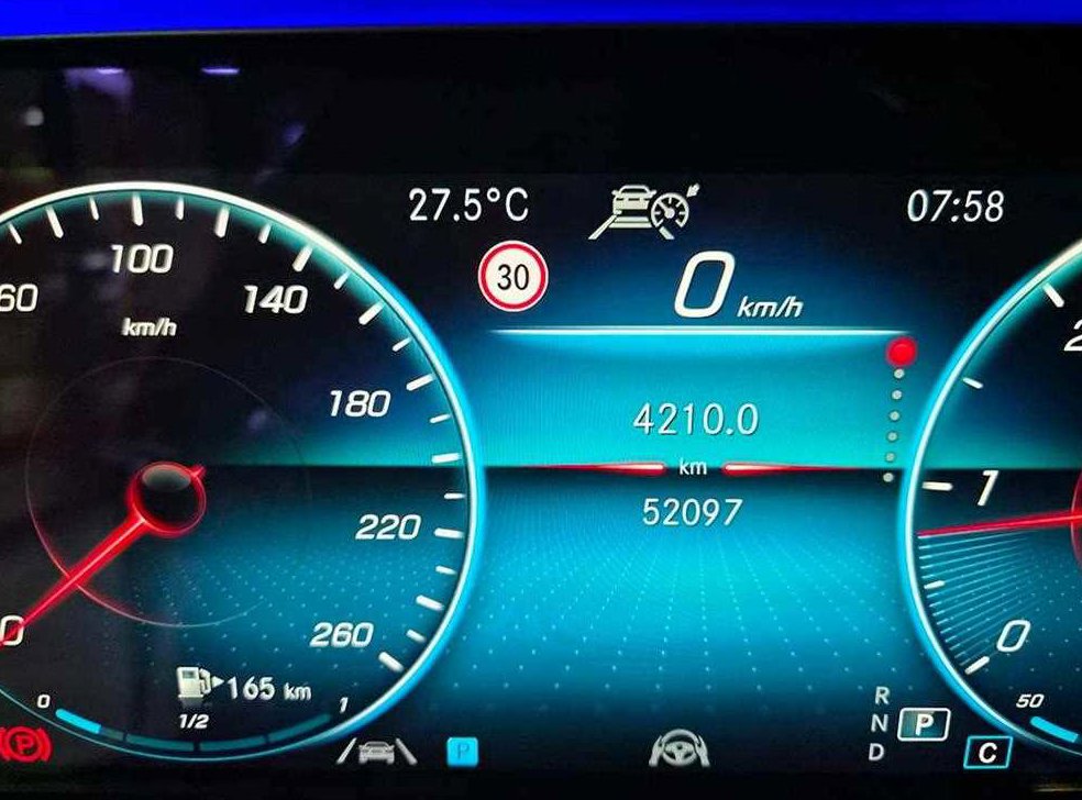 벤츠 E 클래스 E220d 4MATIC AMG라인 사진 9