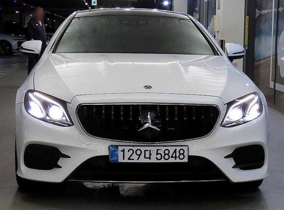 벤츠 E 클래스 E220d 쿠페 사진 2