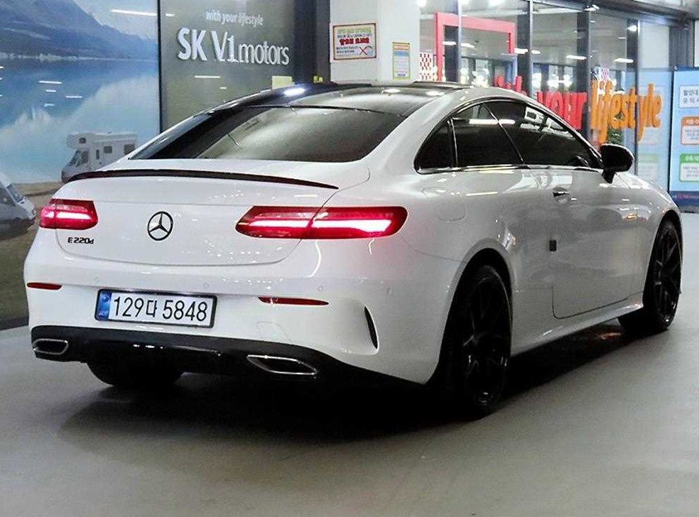 벤츠 E 클래스 E220d 쿠페 사진 4