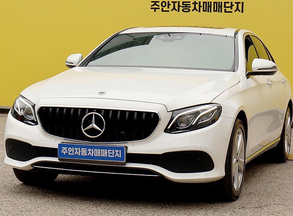 벤츠 E 클래스 E220d 아방가르드 사진 2