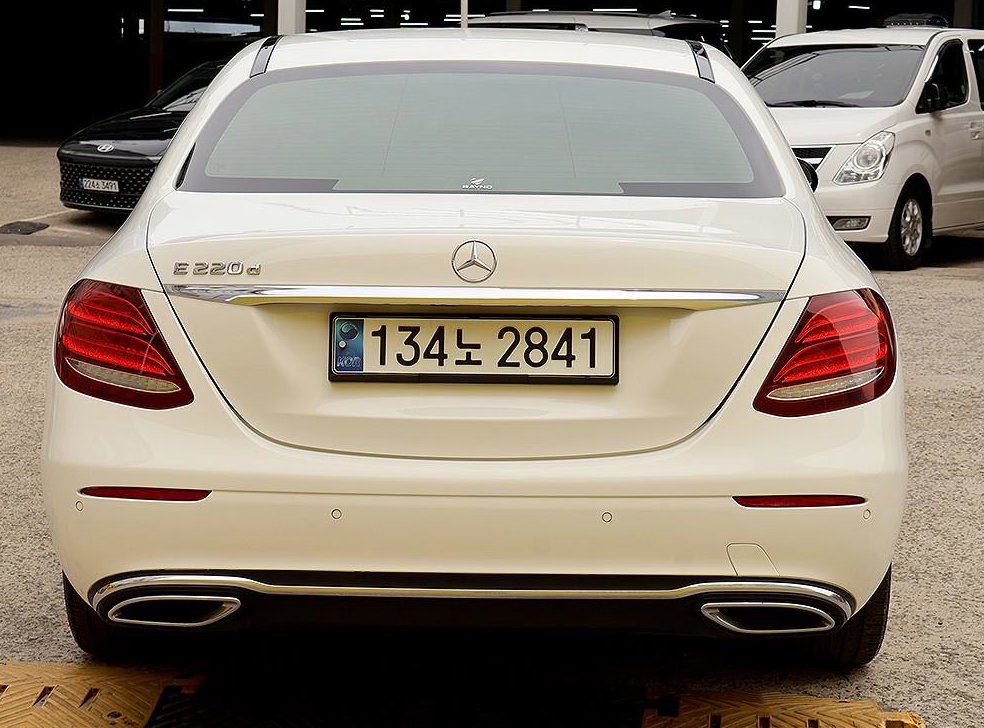 벤츠 E 클래스 E220d 아방가르드 사진 3
