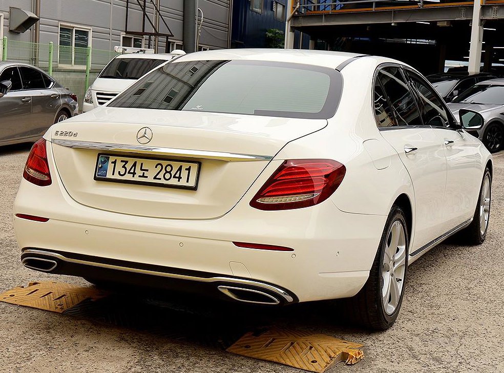 벤츠 E 클래스 E220d 아방가르드 사진 4