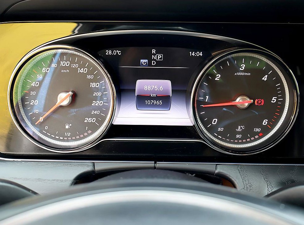 벤츠 E 클래스 E220d 아방가르드 사진 6