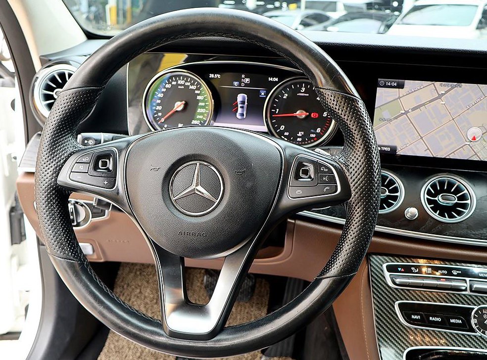 벤츠 E 클래스 E220d 아방가르드 사진 8