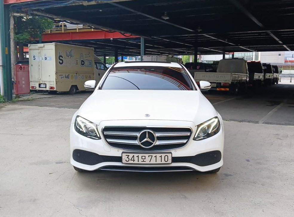 벤츠 E 클래스 E220d 아방가르드 사진 2