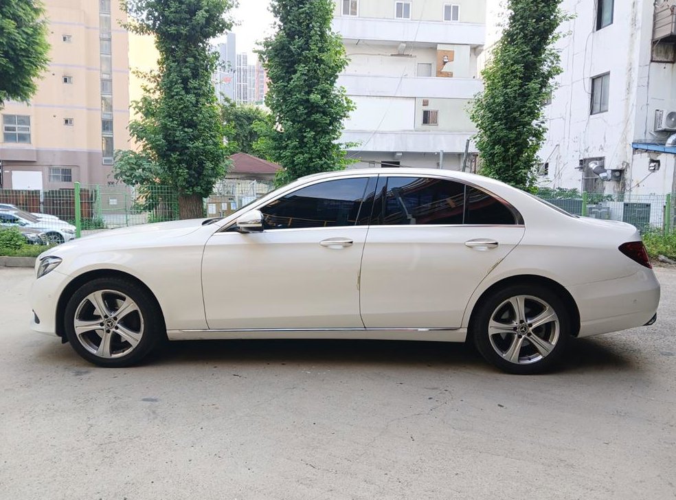벤츠 E 클래스 E220d 아방가르드 사진 3