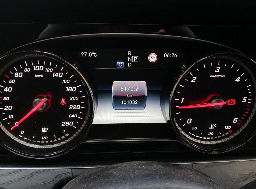 벤츠 E 클래스 E220d 아방가르드 사진 8