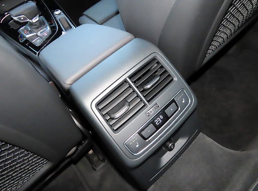 아우디 A4 40 TFSI 프리미엄 사진 17