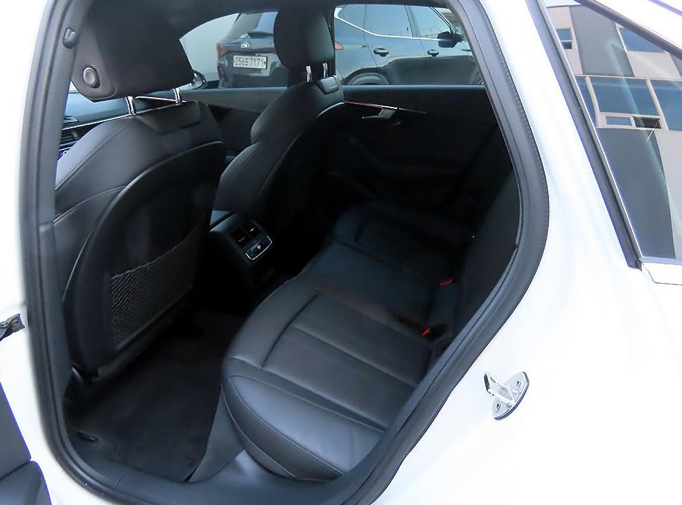 아우디 A4 40 TFSI 프리미엄 사진 6
