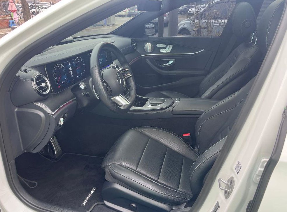 벤츠 E 클래스 E220d 4MATIC AMG라인 사진 11