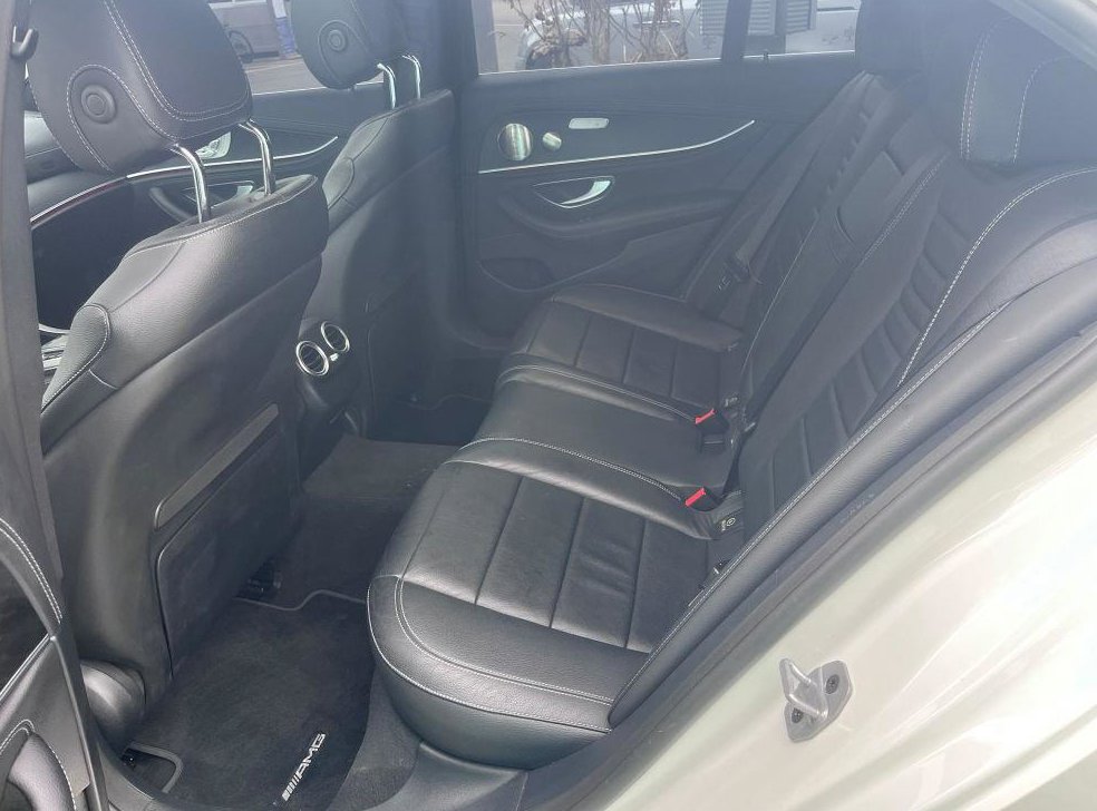 벤츠 E 클래스 E220d 4MATIC AMG라인 사진 12