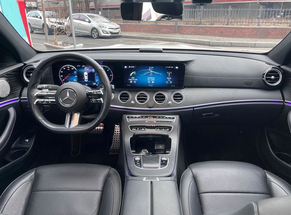 벤츠 E 클래스 E220d 4MATIC AMG라인 사진 13