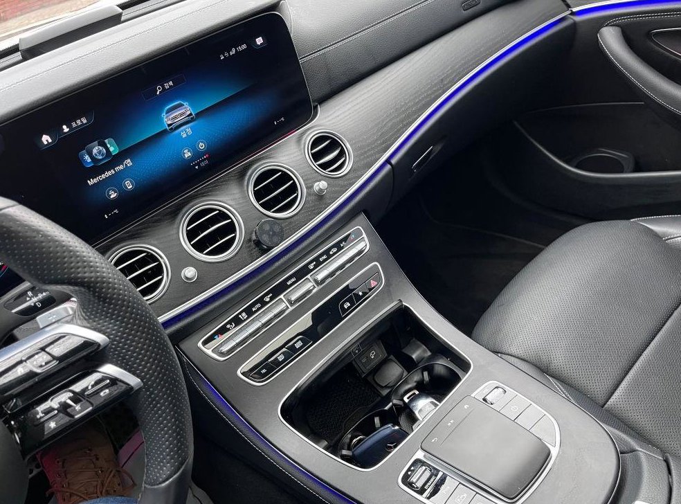 벤츠 E 클래스 E220d 4MATIC AMG라인 사진 19