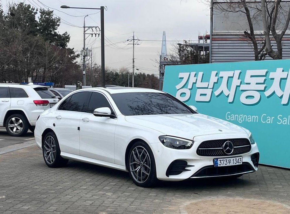 벤츠 E 클래스 E220d 4MATIC AMG라인 사진 2