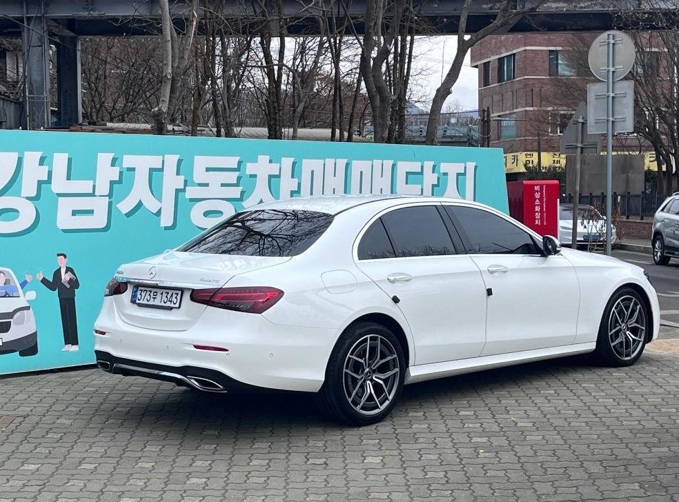 벤츠 E 클래스 E220d 4MATIC AMG라인 사진 3