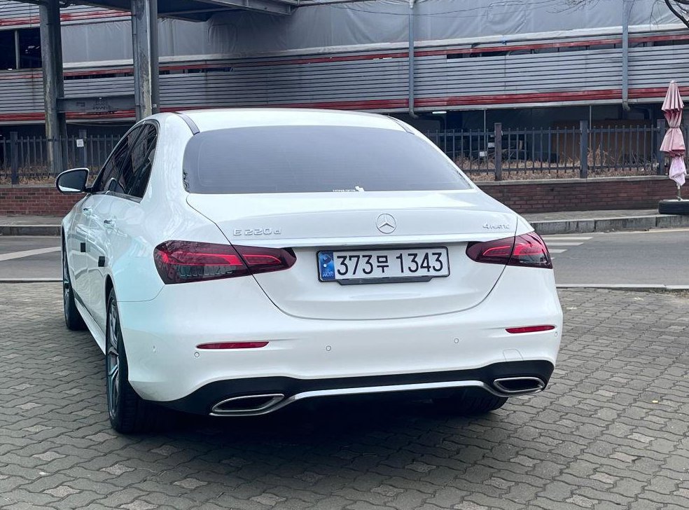 벤츠 E 클래스 E220d 4MATIC AMG라인 사진 4