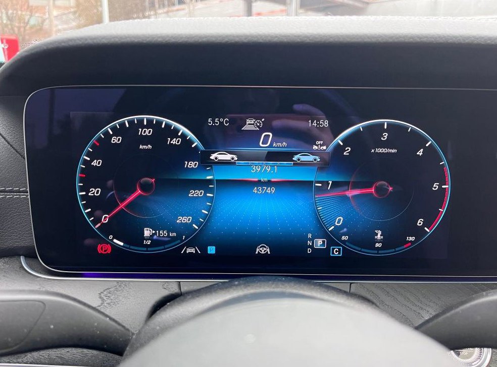 벤츠 E 클래스 E220d 4MATIC AMG라인 사진 5