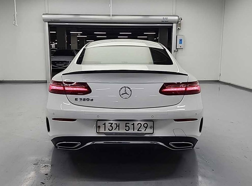 벤츠 E 클래스 E220d 쿠페 사진 3