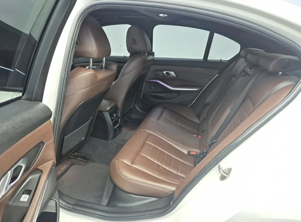 BMW 3시리즈 330e M 스포츠 사진 12