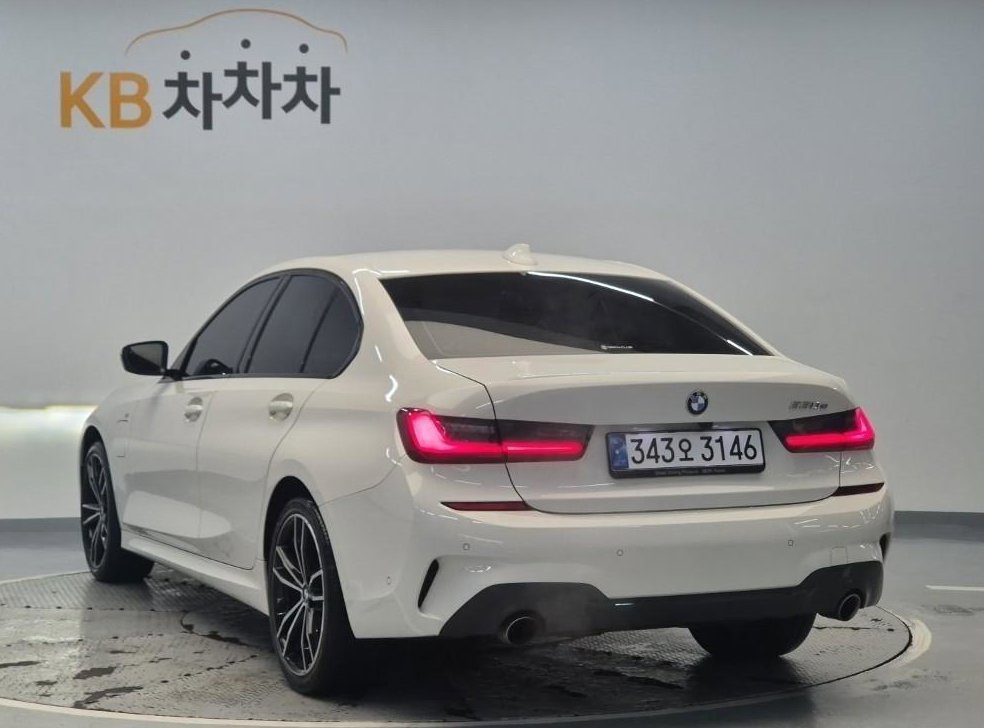 BMW 3시리즈 330e M 스포츠 사진 2
