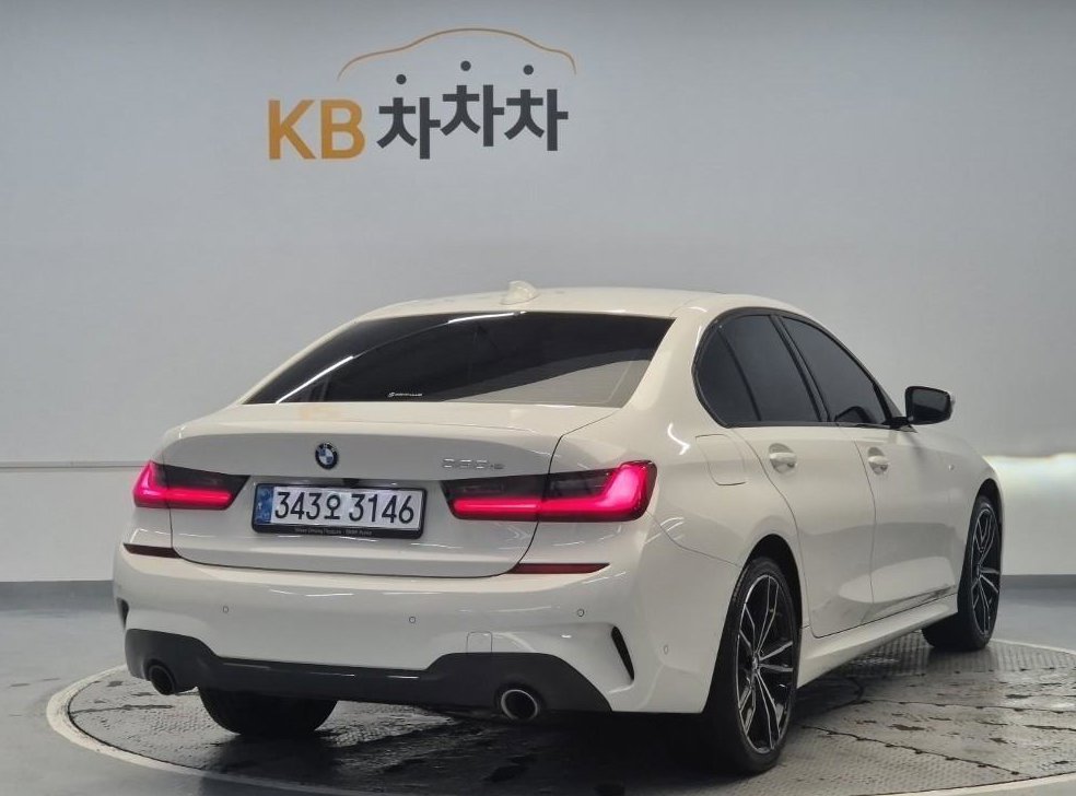 BMW 3시리즈 330e M 스포츠 사진 3
