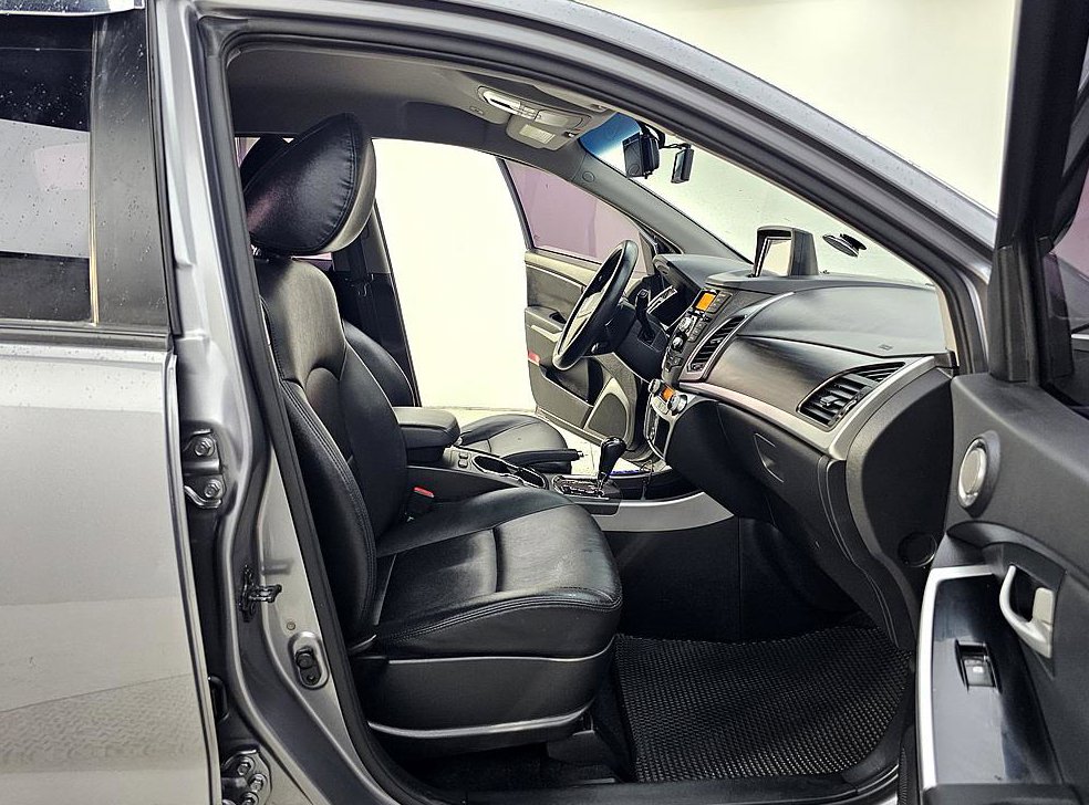 KG모빌리티(쌍용)  코란도 2WD 2.0 CVT 사진 11