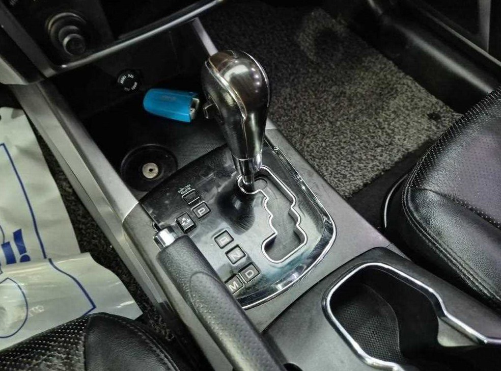 KG모빌리티(쌍용)  코란도 2WD 2.0 RX 사진 8