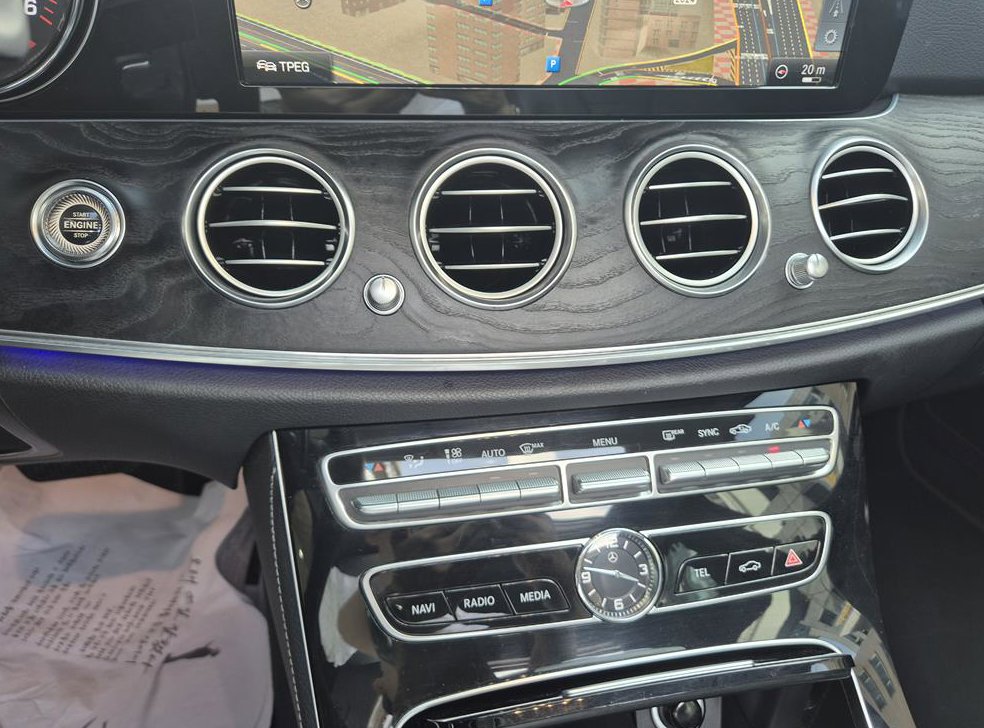 벤츠 E 클래스 E220d 아방가르드 사진 12