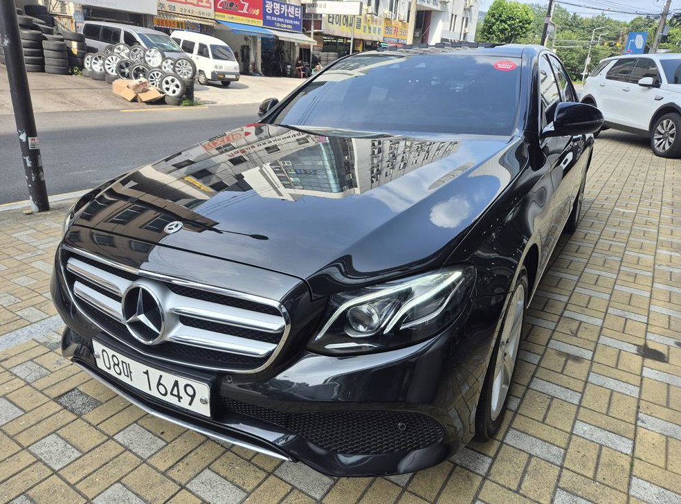 벤츠 E 클래스 E220d 아방가르드 사진 2