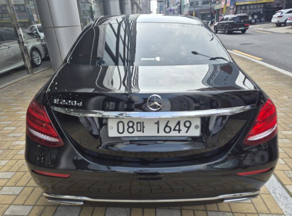 벤츠 E 클래스 E220d 아방가르드 사진 4