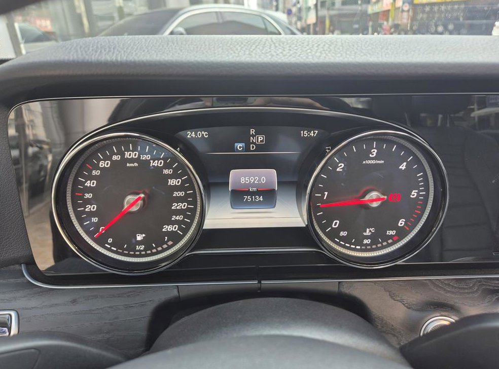 벤츠 E 클래스 E220d 아방가르드 사진 6