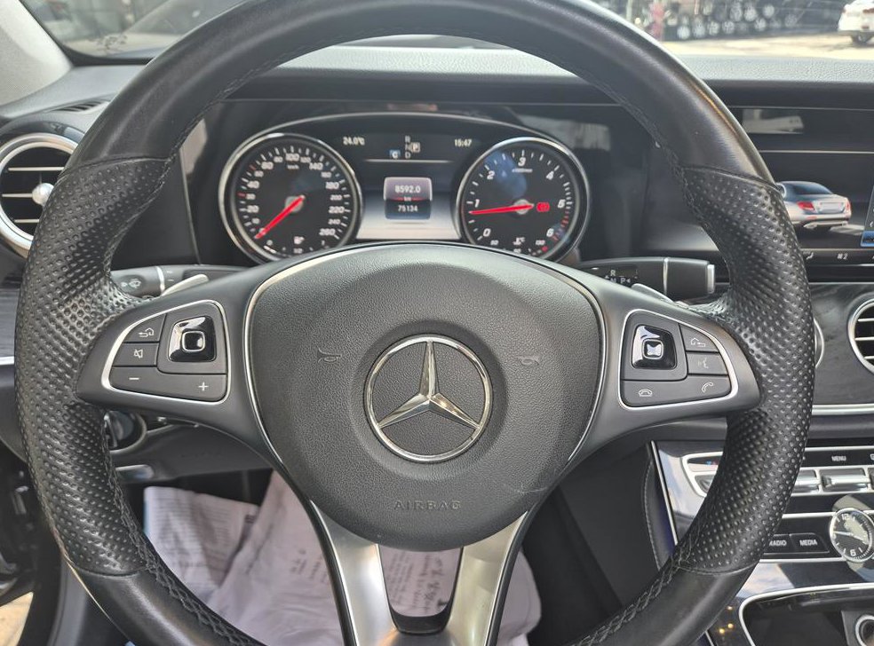 벤츠 E 클래스 E220d 아방가르드 사진 7