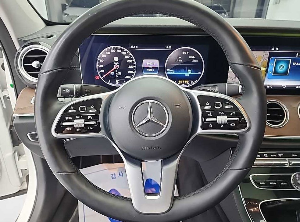 벤츠 E 클래스 E300 익스클루시브 사진 9