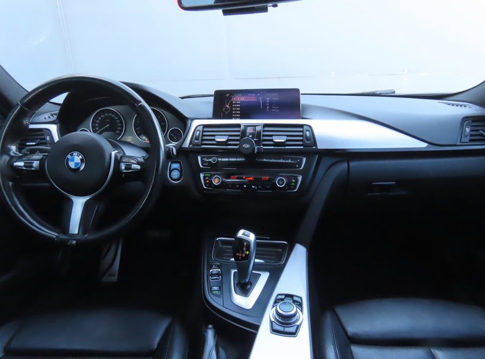 BMW 3시리즈 320d xDRIVE 투어링 M 스포츠 사진 6
