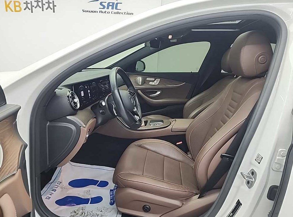 벤츠 E 클래스 E220d 4MATIC 익스클루시브 사진 11