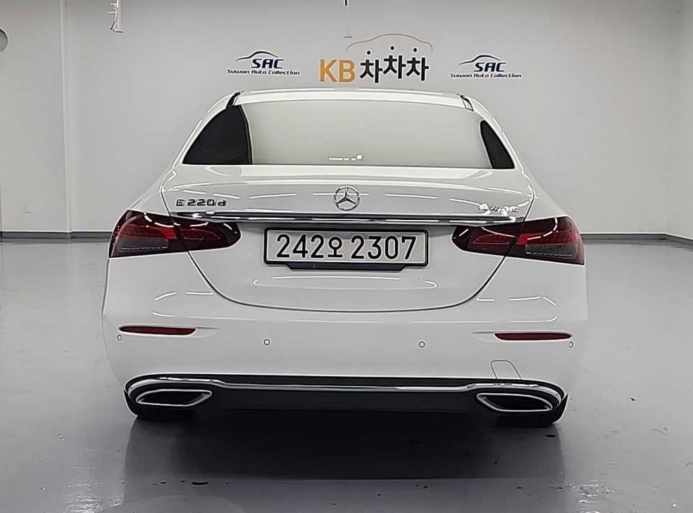 벤츠 E 클래스 E220d 4MATIC 익스클루시브 사진 3
