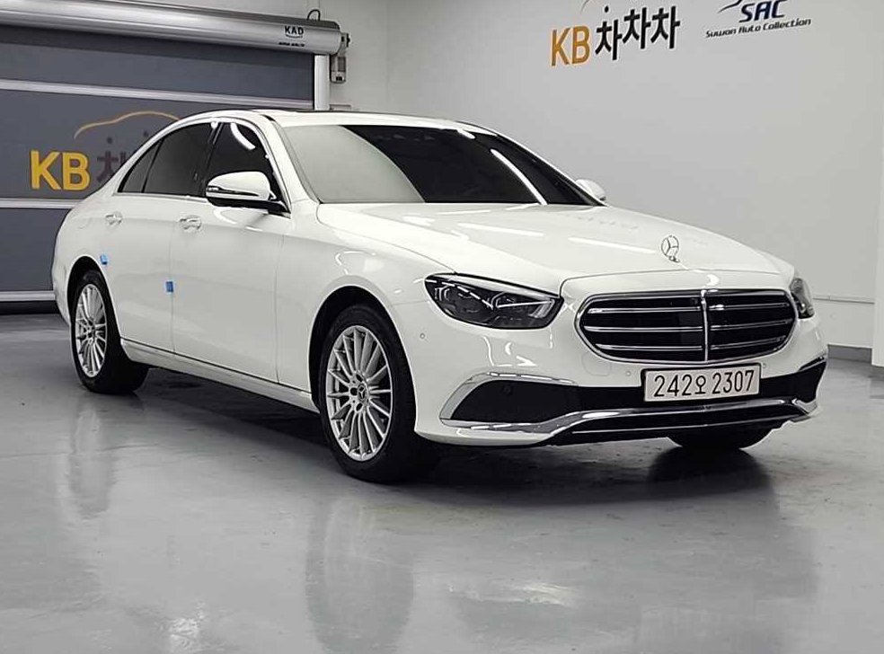 벤츠 E 클래스 E220d 4MATIC 익스클루시브 사진 4