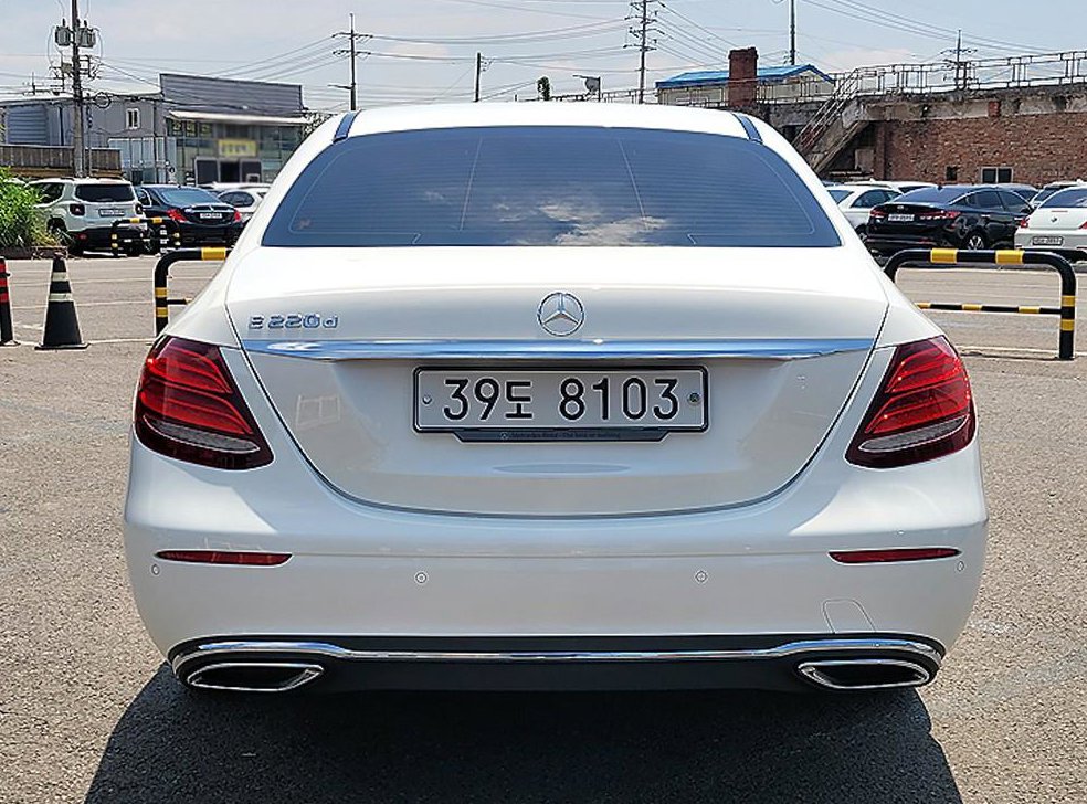 벤츠 E 클래스 E220d 아방가르드 사진 3