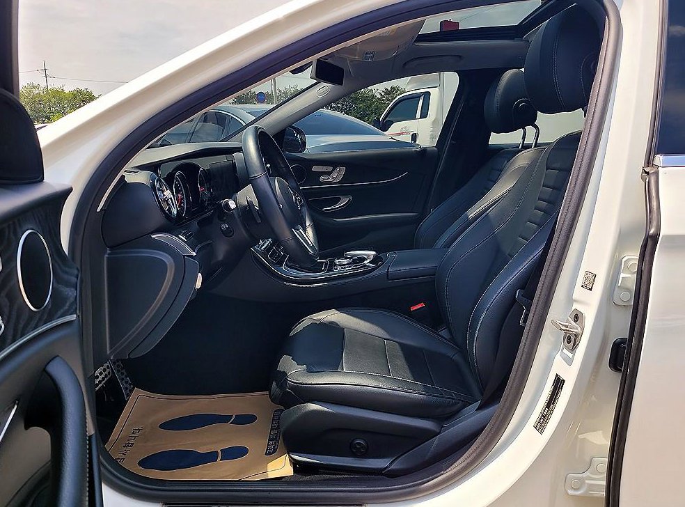 벤츠 E 클래스 E220d 아방가르드 사진 6