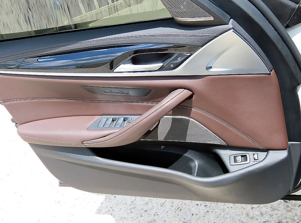 BMW 5시리즈 530e M 스포츠 사진 12