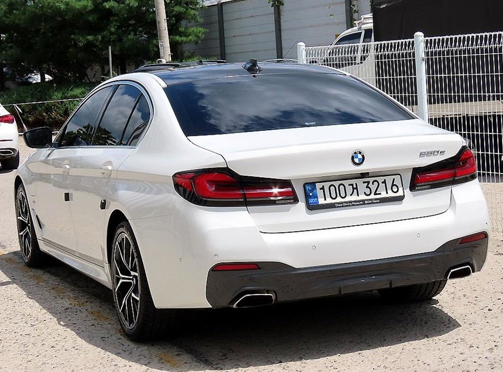BMW 5시리즈 530e M 스포츠 사진 3