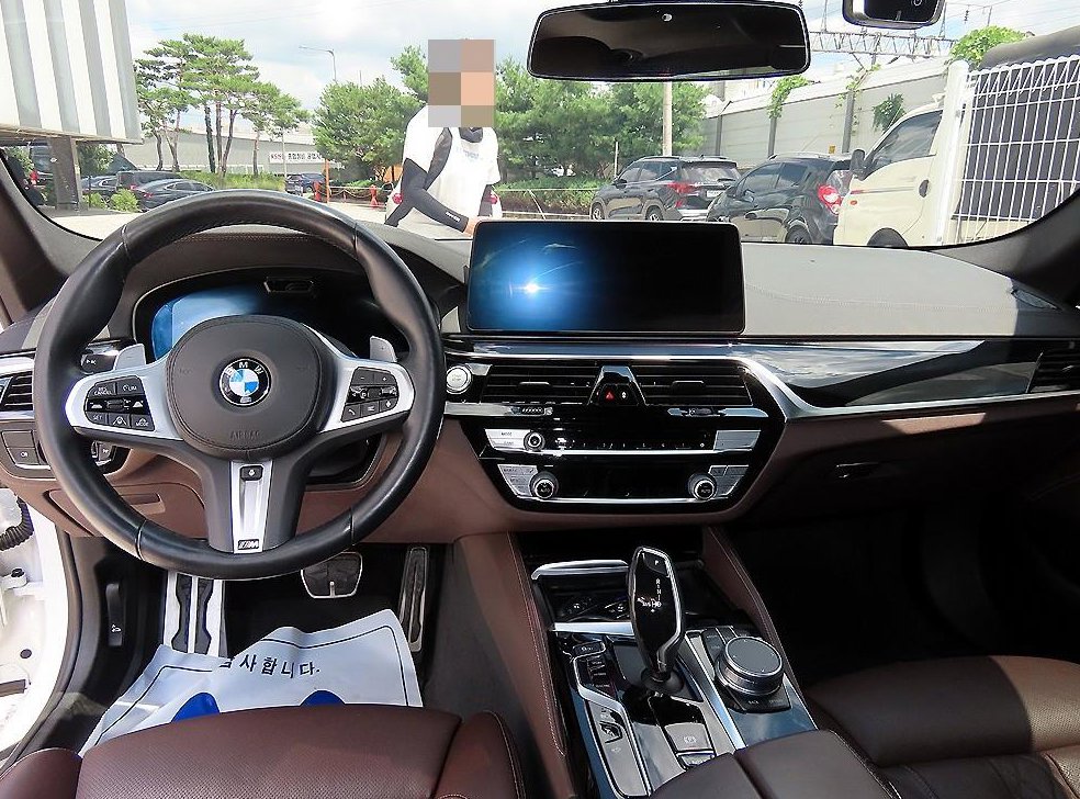 BMW 5시리즈 530e M 스포츠 사진 7