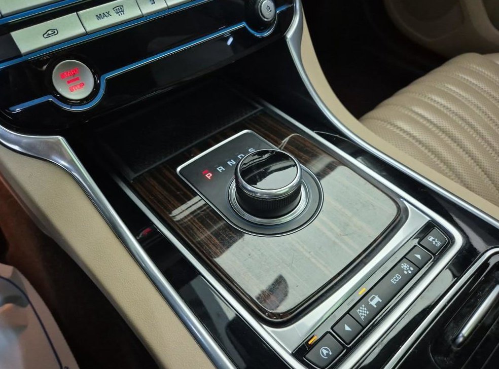 재규어 XF 2.0D 포트폴리오 사진 7