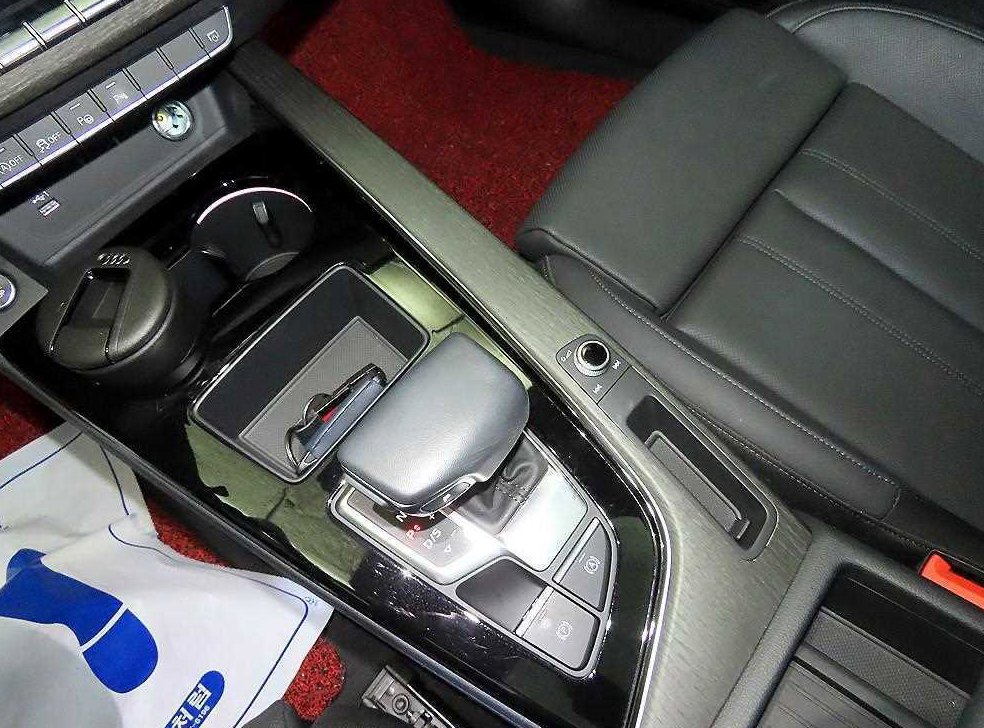 아우디 A4 40 TFSI 프리미엄 사진 12