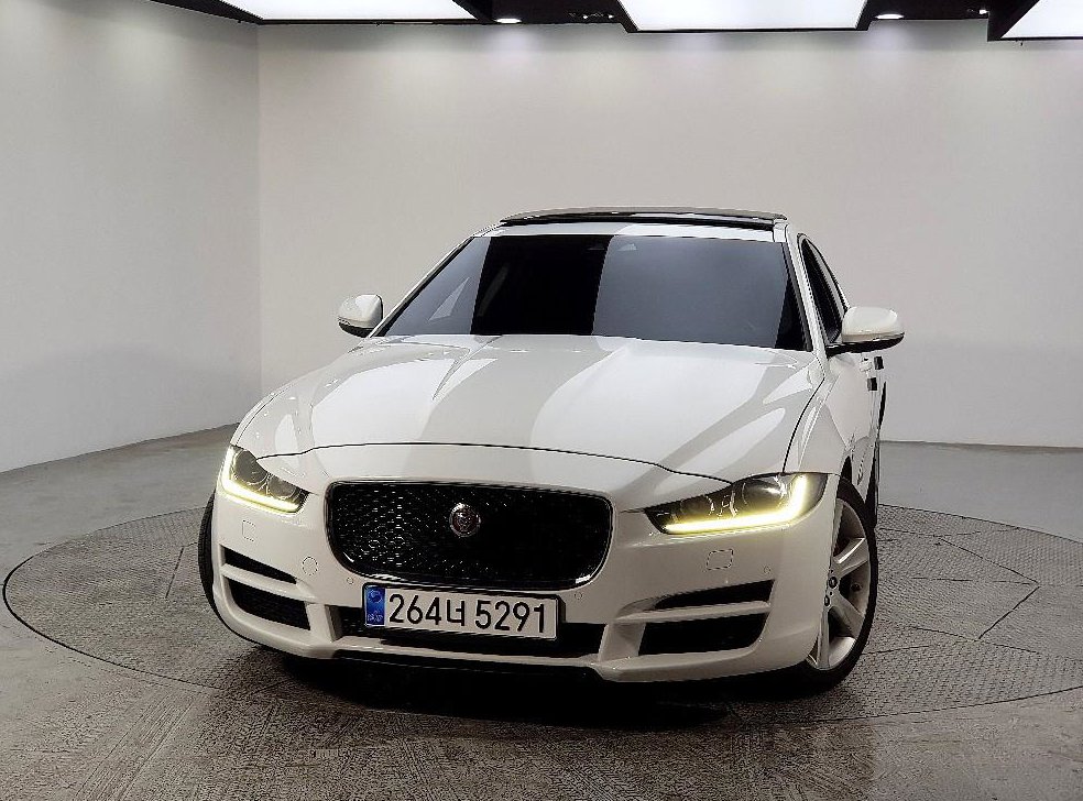 재규어 XE 2.0D 포트폴리오 사진 2