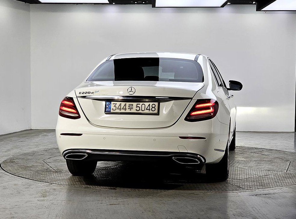 벤츠 E 클래스 E220d 익스클루시브 사진 3