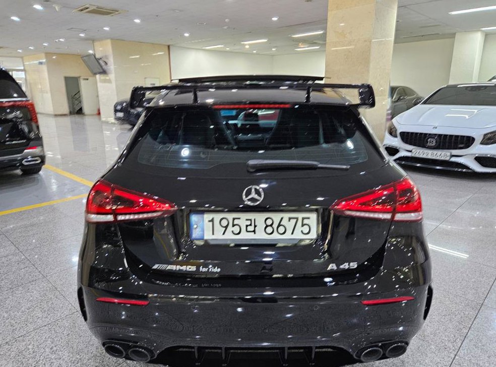 벤츠 A 클래스 AMG A45 4MATIC+ 해치백 사진 4