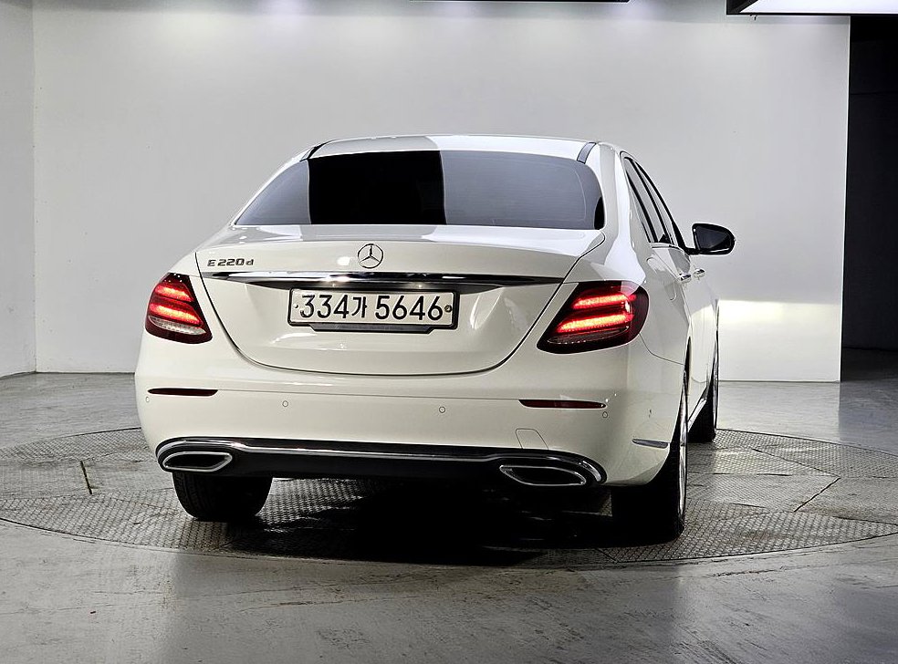 벤츠 E 클래스 E220d 익스클루시브 사진 3