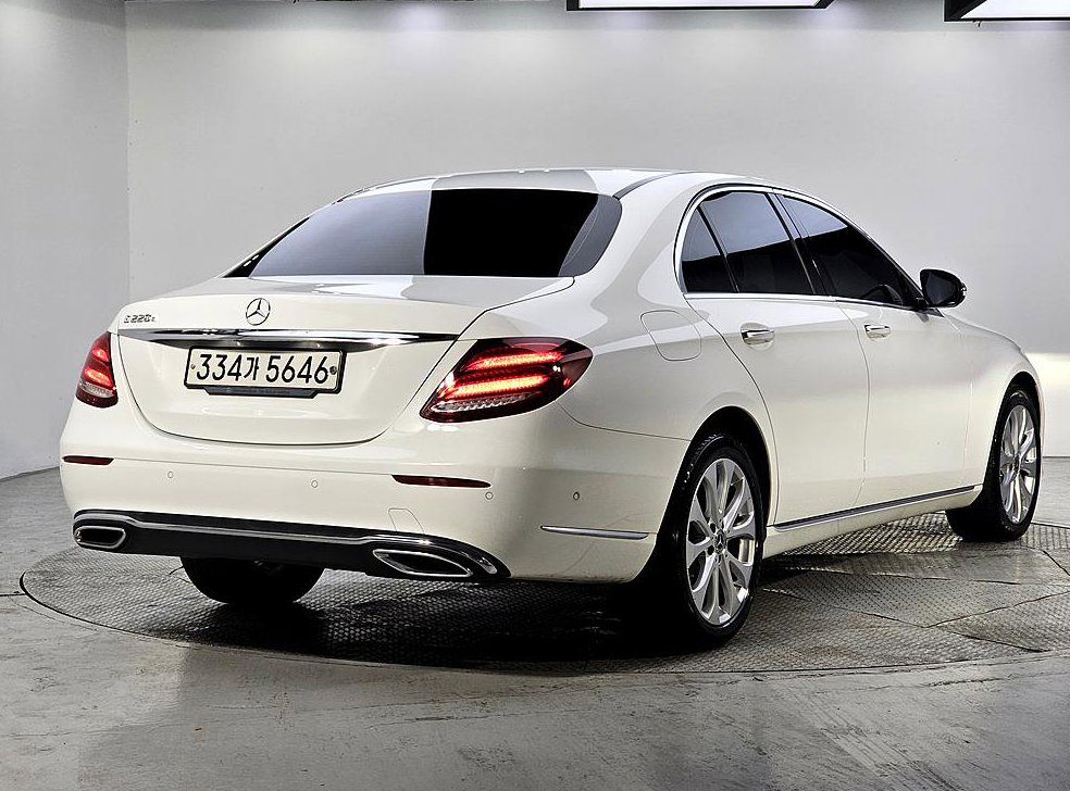 벤츠 E 클래스 E220d 익스클루시브 사진 4