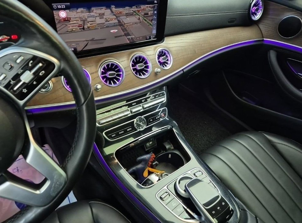 벤츠 E 클래스 E220d 4MATIC 익스클루시브 사진 10